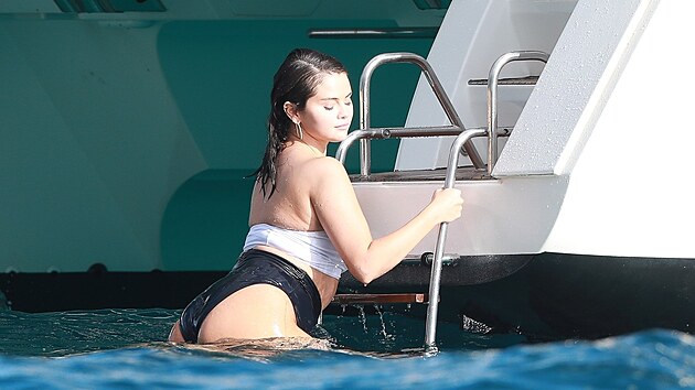 Selena Gomez si uívá v Mexiku s Brooklynem Beckhamem a jeho manelkou.