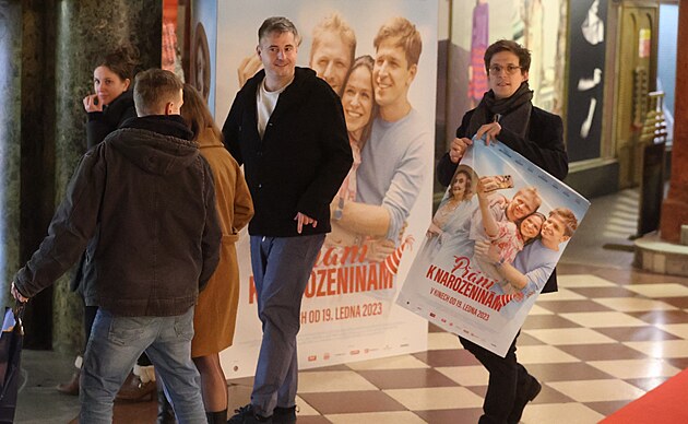 Vesel lupi Igor Orozovi s plaktem k filmu.