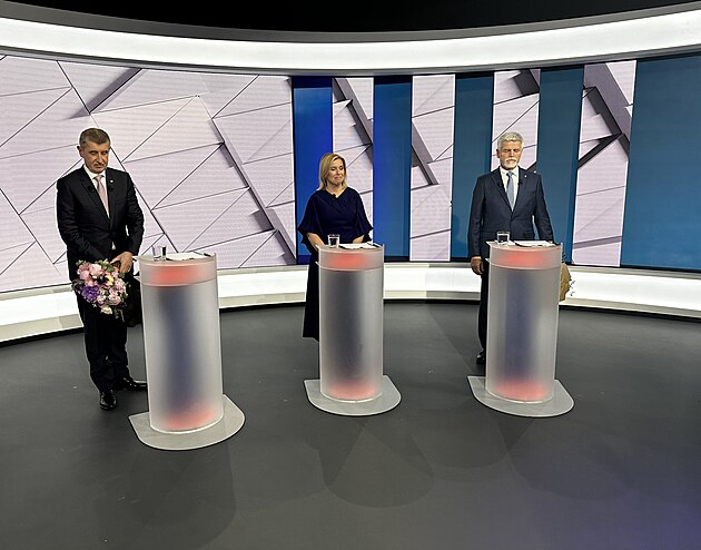Andrej Babiš, Danuše Nerudová a Petr Pavel na začátku prezidentské debaty na TV...