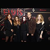 Lisa Marie Presleyová se svou matkou Priscillou, Tomem Hanksem a jeho manželkou...