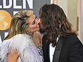 Heidi Klum se líbá se svým zajíkem Tomem.
