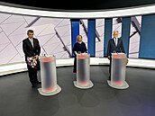 Andrej Babi, Danue Nerudová a Petr Pavel na zaátku prezidentské debaty na TV...