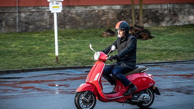 Marek Hiler pijel na skútru.