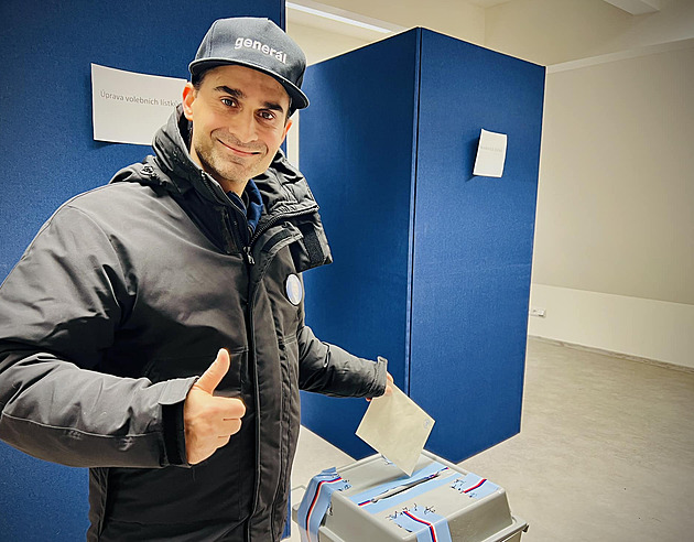 Zpěvák Radek Banga skládá hudbu i na toaletě. Na záchodě sedí prý i tři čtvrtě hodiny