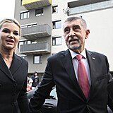 Poraen kandidt na prezidenta Andrej Babi s manelkou Monikou.