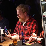 Tomáš Sedláček na baru v pražské Lucerně