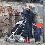 Herečka Vanda Hybnerová vzala vnoučka na procházku do parku Kampa.
