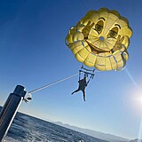 Uila si i parasailing