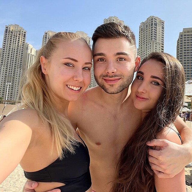 Adam Kajumi vyrazil na dovolenou do Dubaje. Vzal s sebou i holky Grossovy.