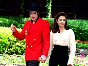 Michael Jackson se prochází s Lisou Marií po rani Neverland.