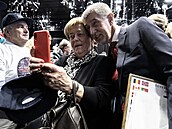 Andrej Babi se fotil s fanouky. V ruce pitom tímal dárek od Petra Pavla.