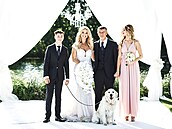 Andrej Babi v den 2. kola prezidentských voleb vytasil svatební fotografii.