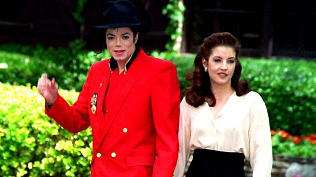 Michael Jackson se prochz s Lisou Mari po rani Neverland.