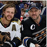 Haka rozlila fotka, na kter je David Pastrk s ruskm hokejistou...