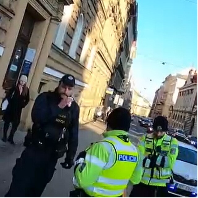 Aktivista (vlevo) terorizuje prask idie. Policist ho museli zastavovat,...