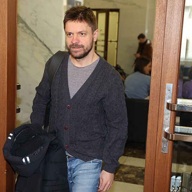 Herec a reisr Ji Mdl na tiskovce eskho rozhlasu ke 100. vro