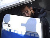 Andrew Tate na cest� od soudu.