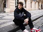 Nikos těží z obrovské popularity. Spojil se s Air Bank, její služby nabízí generaci Z