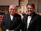 Kardinál Dominik Duka s éfem eského královského institutu Zdekem Prázdným.