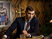 Adam Vacula v roli bohatého majitele obchodního domu v seriálu Zlatá labu