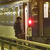 Dominik Feri nastoupil na vlak mířící na sever.