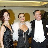 Carmen Electra se plesu zastnila v roce 2006. Zvolila hlubok vstih.