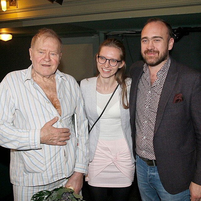 Ji Hna je i asto obsazovn jako divadeln herec.