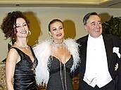 Carmen Electra se plesu zúastnila v roce 2006. Zvolila hluboký výstih.
