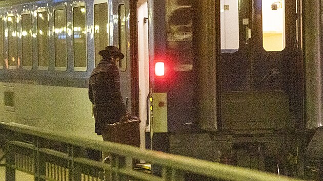 Dominik Feri nastoupil na vlak míící na sever.