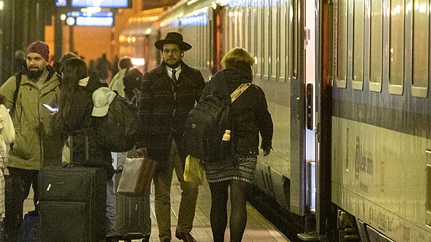 Dominik Feri nastoupil na vlak míící na sever.