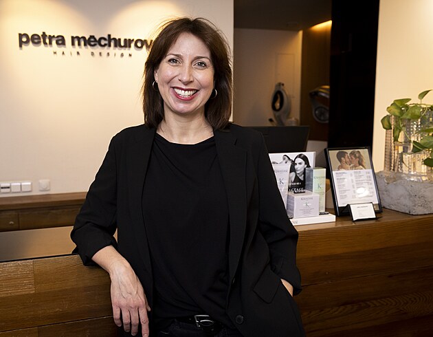 Známá kadeřnice Petra Měchurová provozuje svůj salon za Kotvou už 24 let.