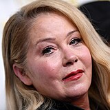 Christina Applegate kon se hranm. Na ervenm koberci stoj dost mon...