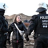 Greta Thunbergov v rukou policist