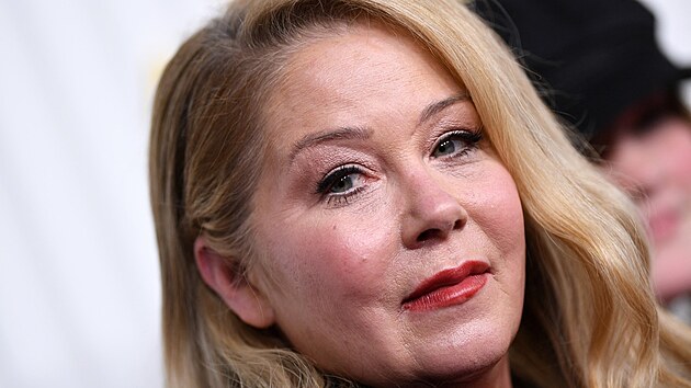 Christina Applegate koní se hraním. Na erveném koberci stojí dost moná...