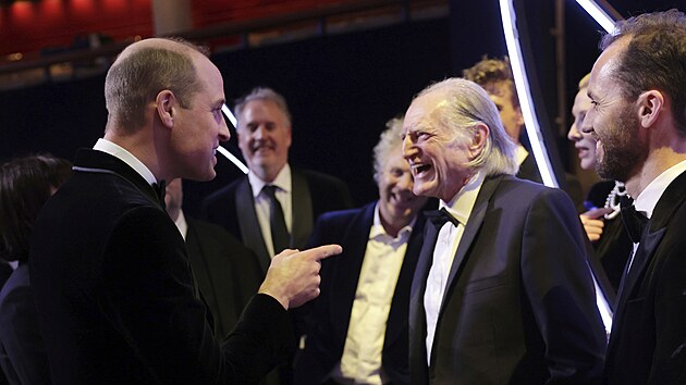 Princ William a David Bradley, známý mimo jiné jako �kolník Filch z Harryho...