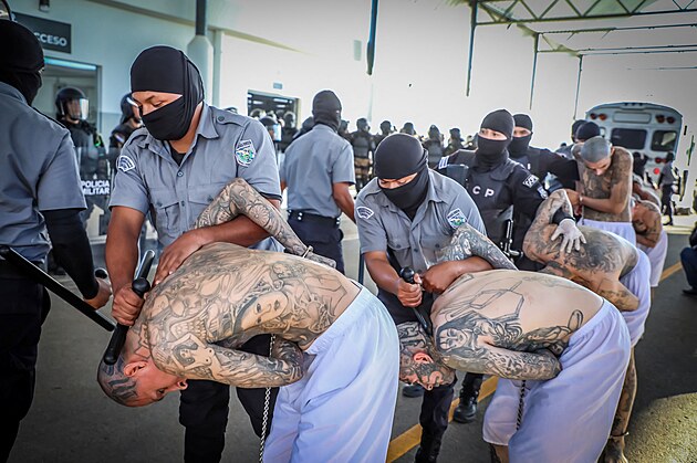 Nově otevřené vězení v Salvadoru je peklem na zemi.