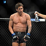 Jake Gyllenhaal překvapil fanoušky během UFC 285 v Los Angeles.