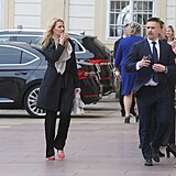 Tomáš Plekanec s manželkou Lucií Šafářovou, která vynesla kabelku a šálu od...