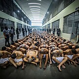Nově otevřené vězení v Salvadoru je peklem na zemi.