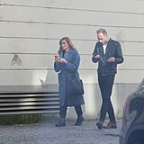 Gabriela Soukalov s partnerem Miloem Kadebkem byli evidentn hodn zaujat mobilnmi telefony. A nebo hledali cestu...