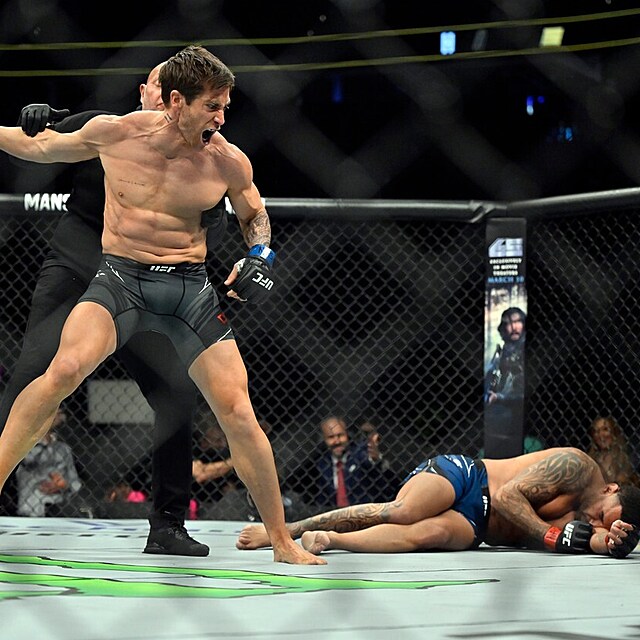 Jake Gyllenhaal pekvapil fanouky bhem UFC 285 v Los Angeles.