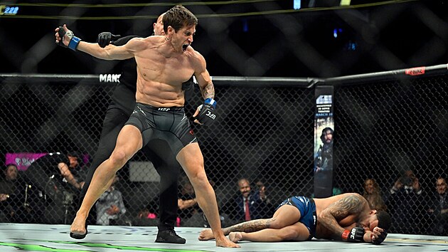 Jake Gyllenhaal pekvapil fanouky bhem UFC 285 v Los Angeles.