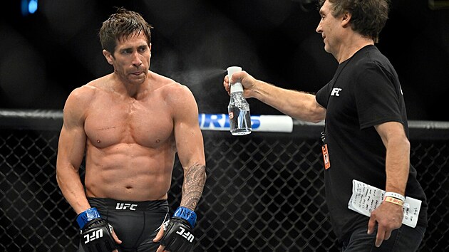 Jake Gyllenhaal pekvapil fanouky bhem UFC 285 v Los Angeles.