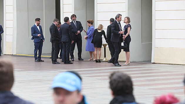 Dana Morávková si s manelem Petrem zala na nádvoí na cigaretku.