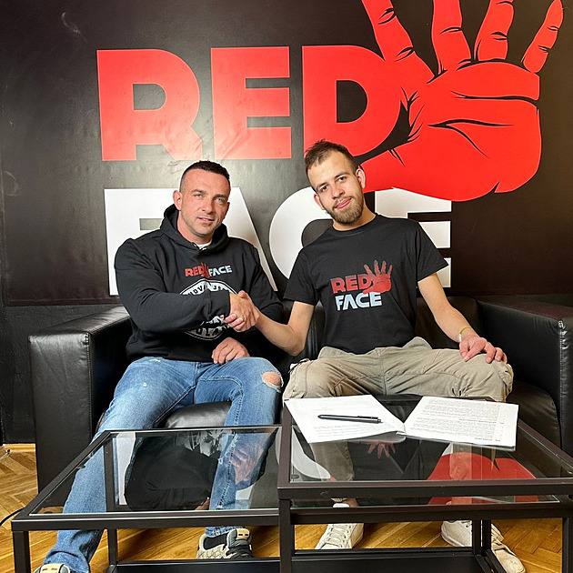 Max Green měl zradit Red Face a schovat se. Místo zápasu hrál prý v hospodě šipky s Le Sym