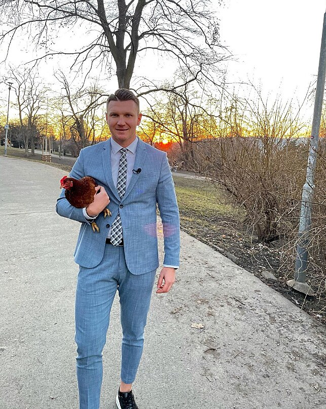 Na soci�ln�ch s�t�ch se prezentuje hodn� bizarn�mi videi.