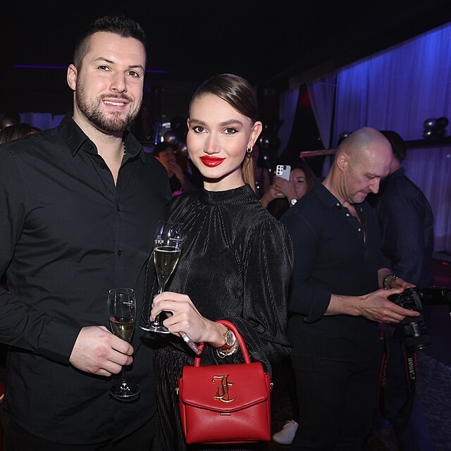 Na k�tu videoklipu Davida Peta nechyb�l ani hokejista Zden�k Bahensk� s p��telkyn�.