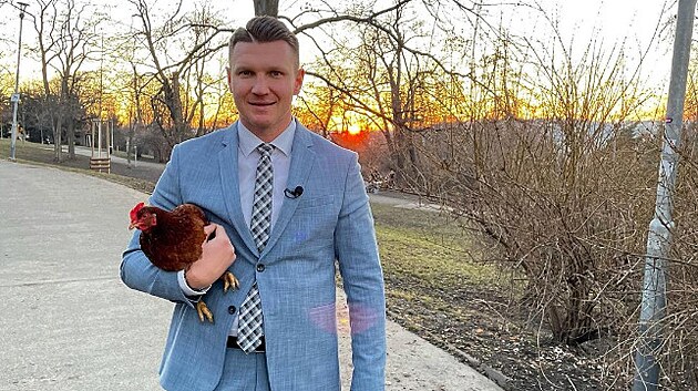 Na sociálních sítích se prezentuje hodn� bizarními videi.