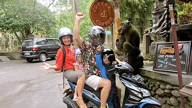 Turist na Bali jezd na motorkch velmi asto. Stejn asto bohuel tak nedodruj pedpisy.