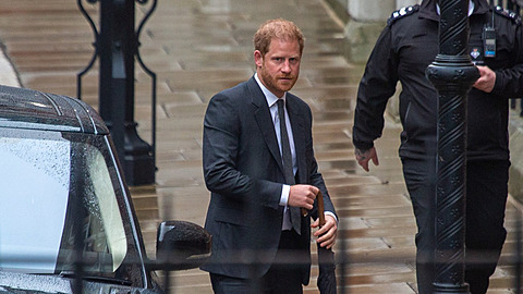 Princ Harry se nečekaně objevil v Británii. Nikdo se s ním nechce setkat.